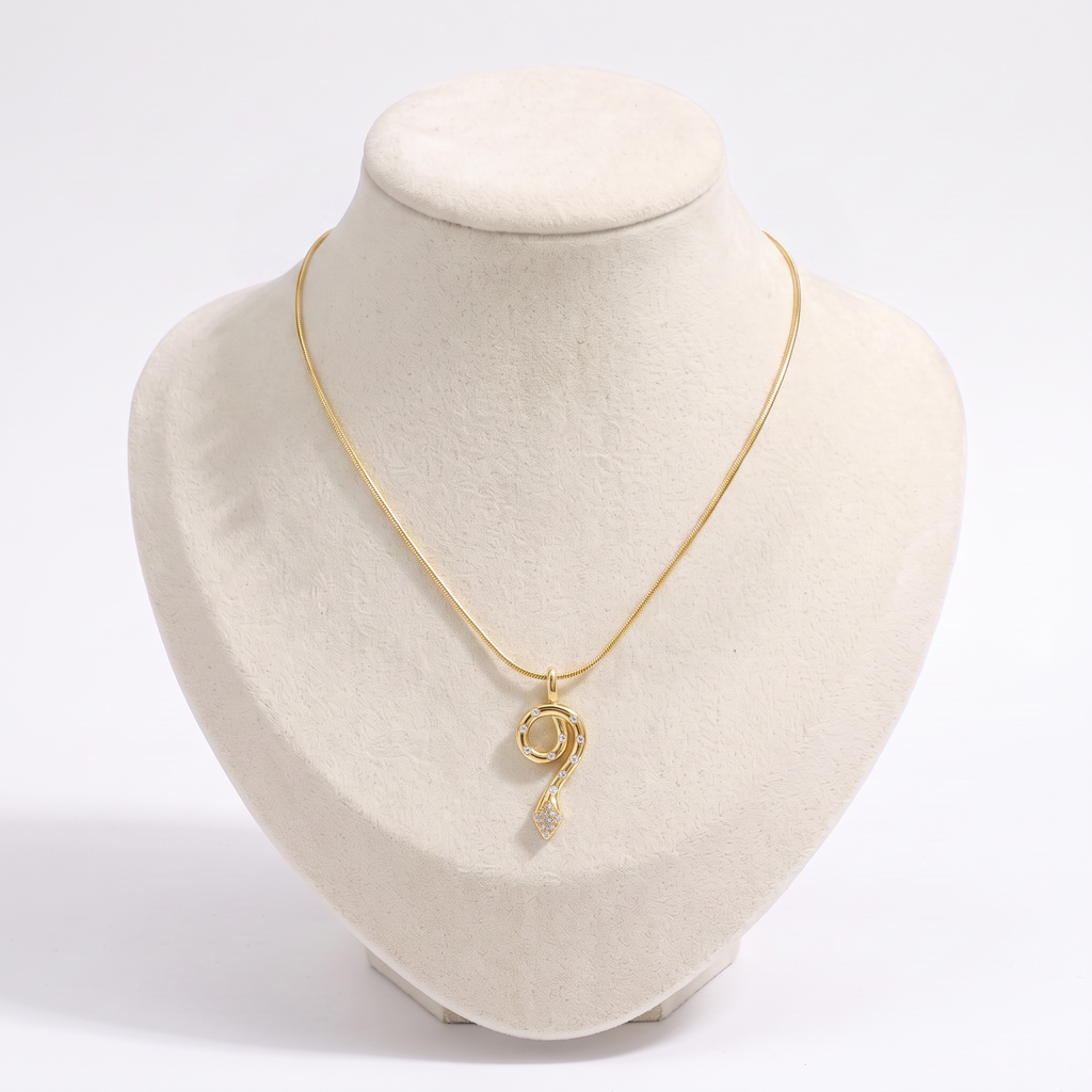 Collier ras de cou serpent à breloques, vue de face, doré