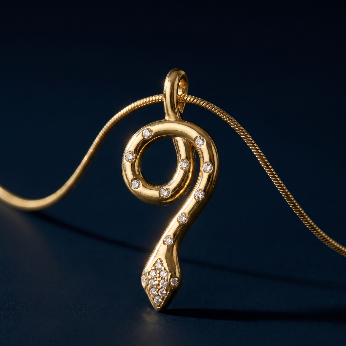 Collier ras de cou serpent à breloques, motif en gros plan