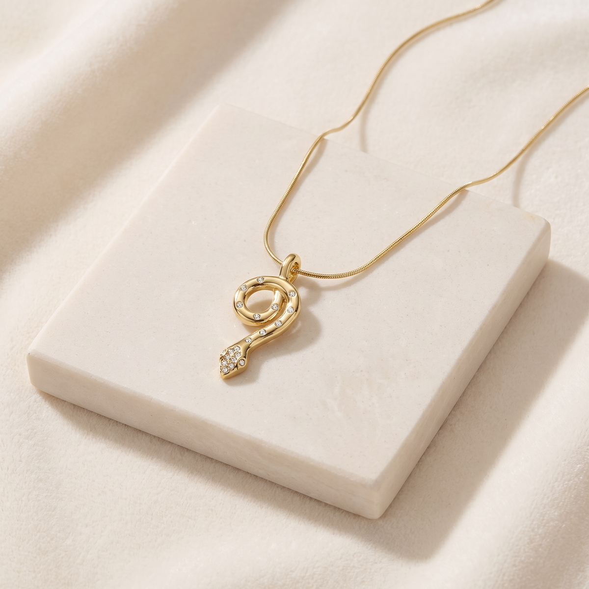 Collier ras de cou serpent à breloques — Doré