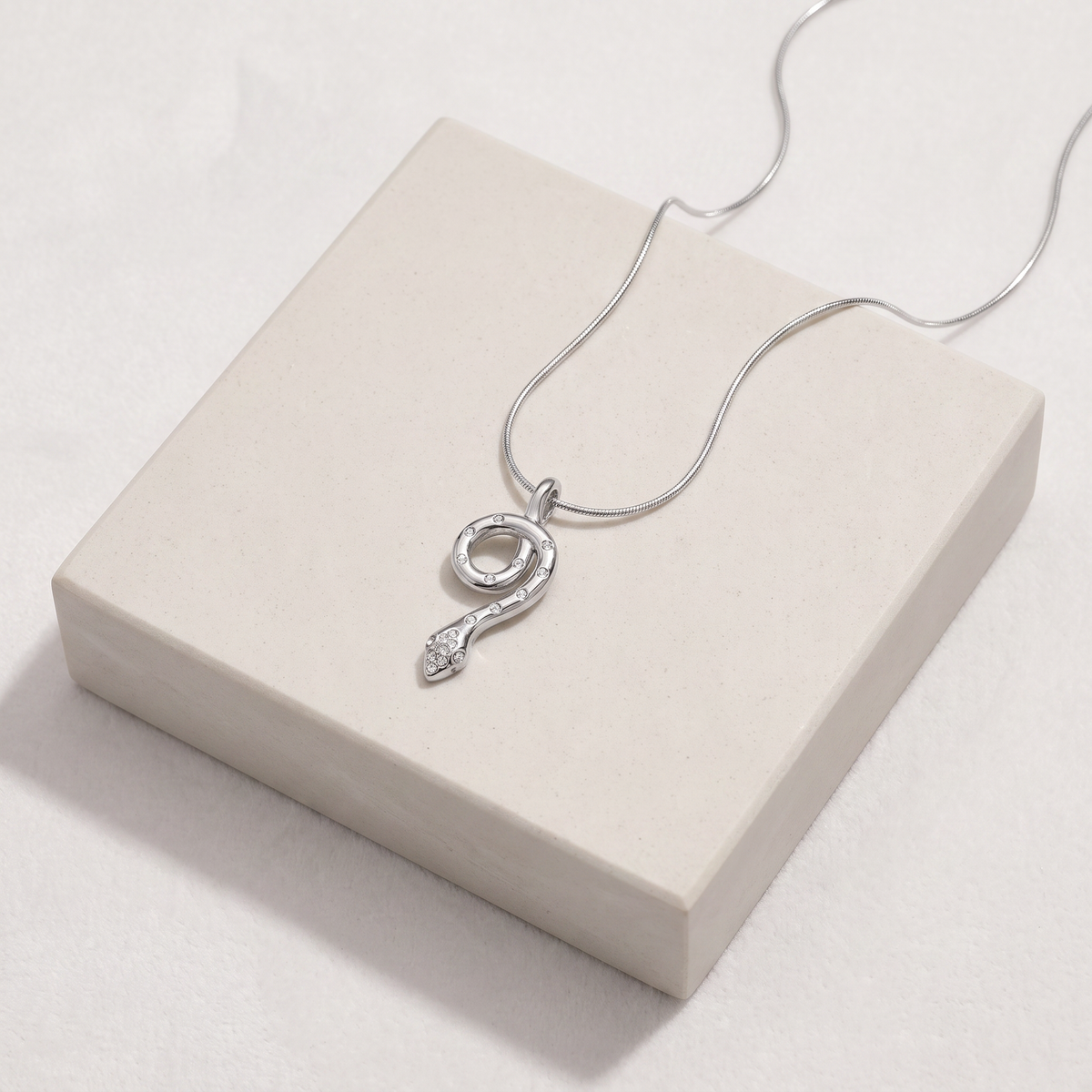 Collier ras de cou serpent à breloques — Argenté