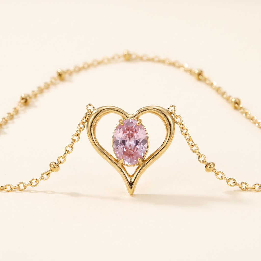 Collier cœur doré à motif ajouré à strass, détail du motif, rose