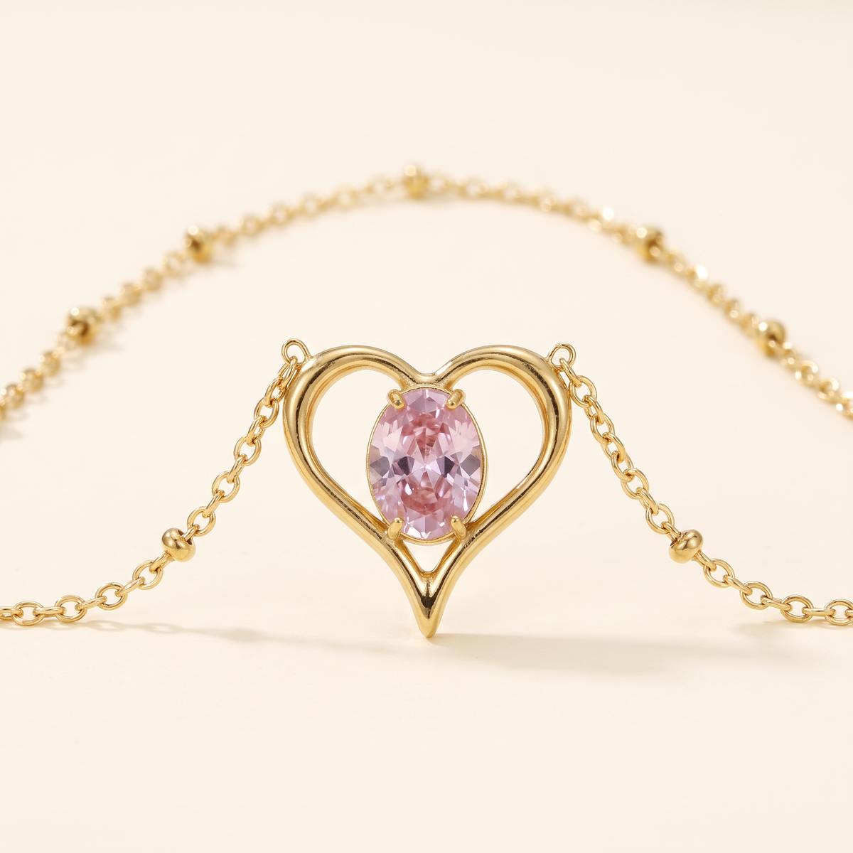 Collier cœur doré à motif ajouré à strass, détail du motif, rose