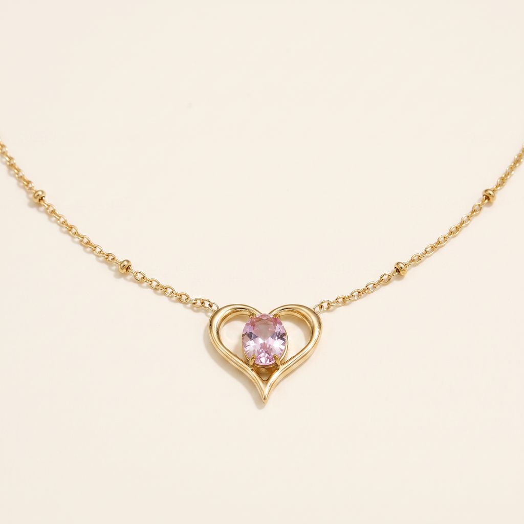 Collier cœur doré à motif ajouré à strass, détail du motif, blanc