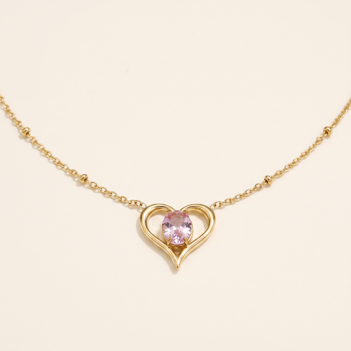 Collier cœur doré à motif ajouré à strass, détail du motif