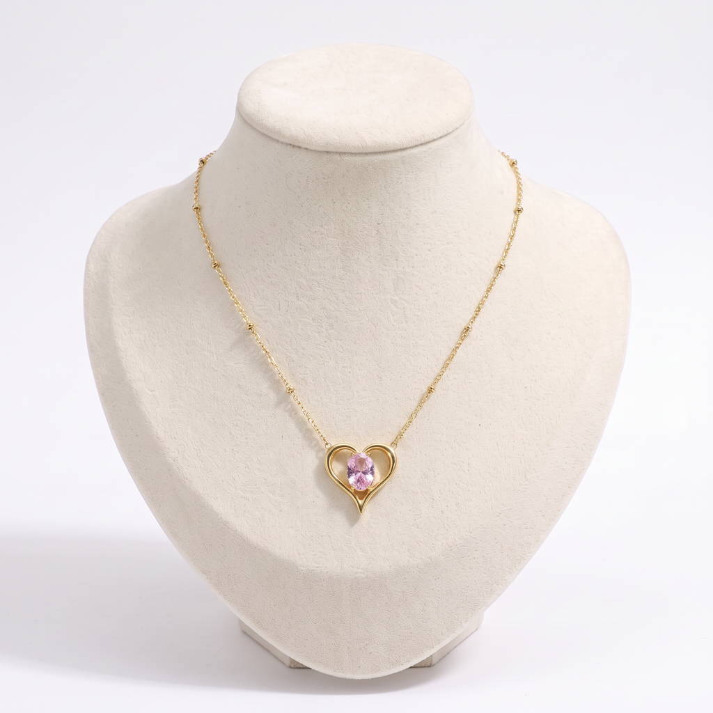 Collier cœur doré à motif ajouré à strass, vue de face, rose