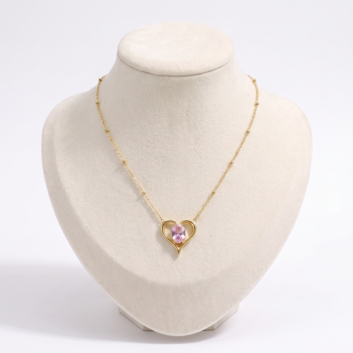 Collier cœur doré à motif ajouré à strass, vue de face, rose