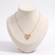 Collier cœur doré à motif ajouré à strass, vue de face, rose