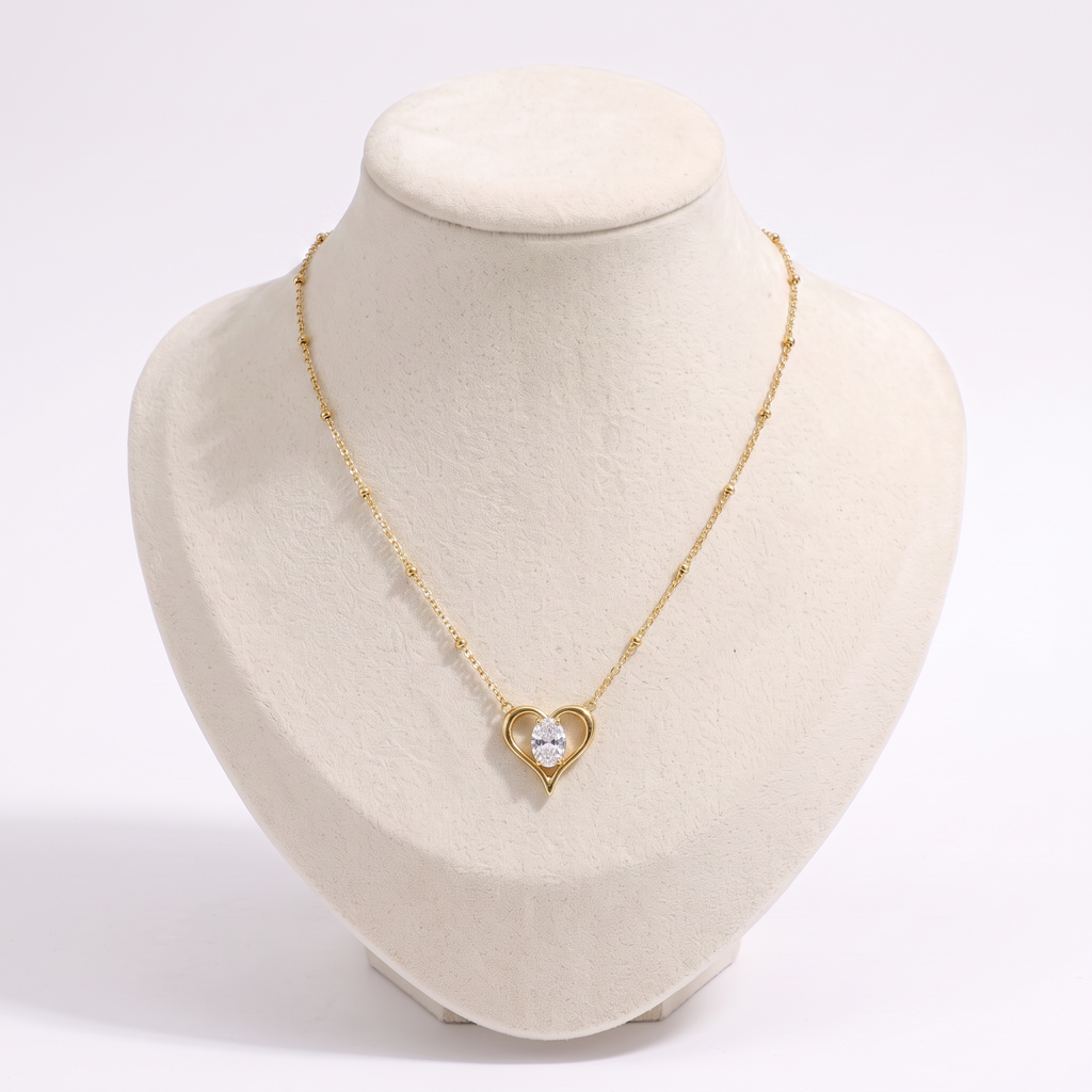 Collier cœur doré à motif ajouré à strass, vue de face, blanc
