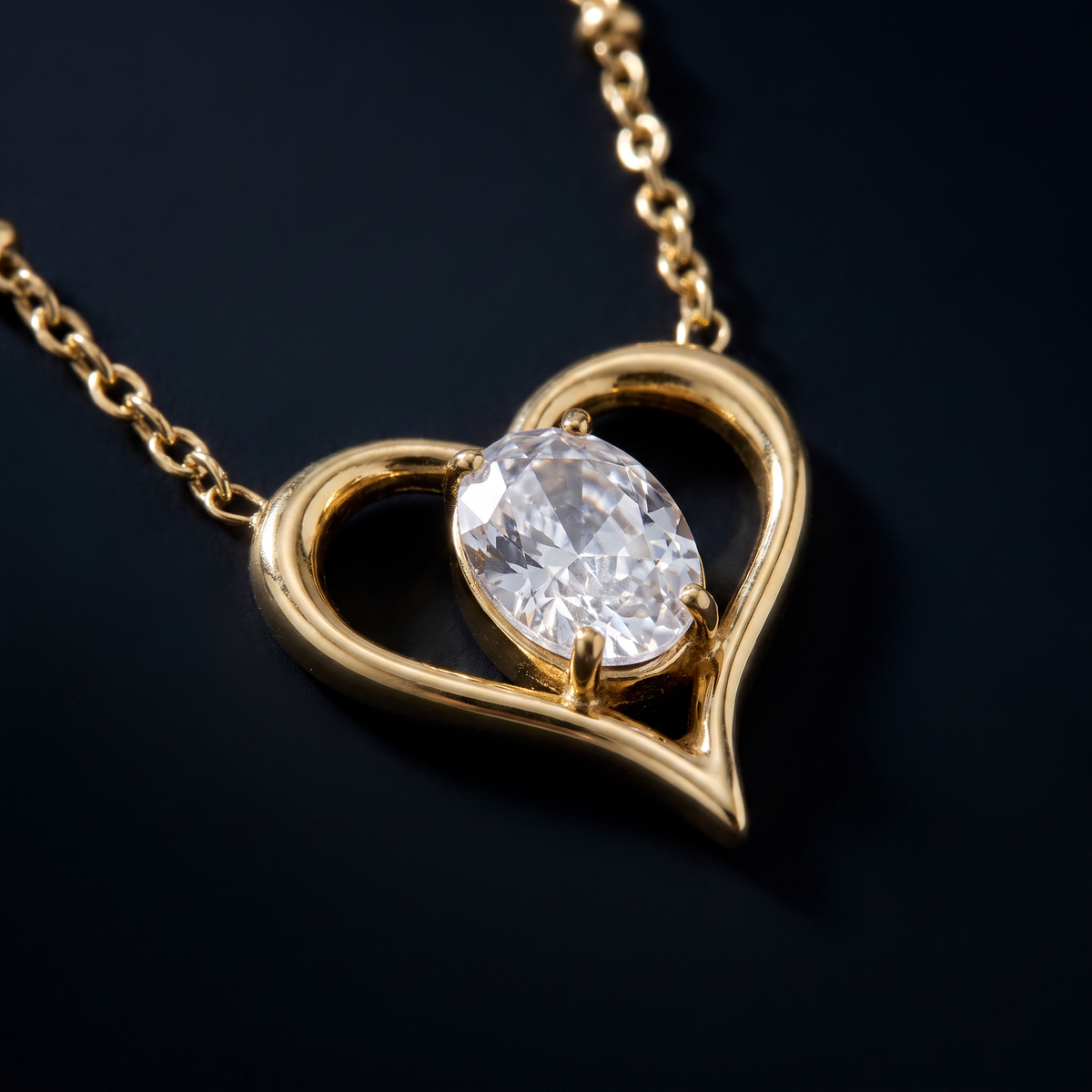 Collier cœur doré à motif ajouré à strass, motif en gros plan