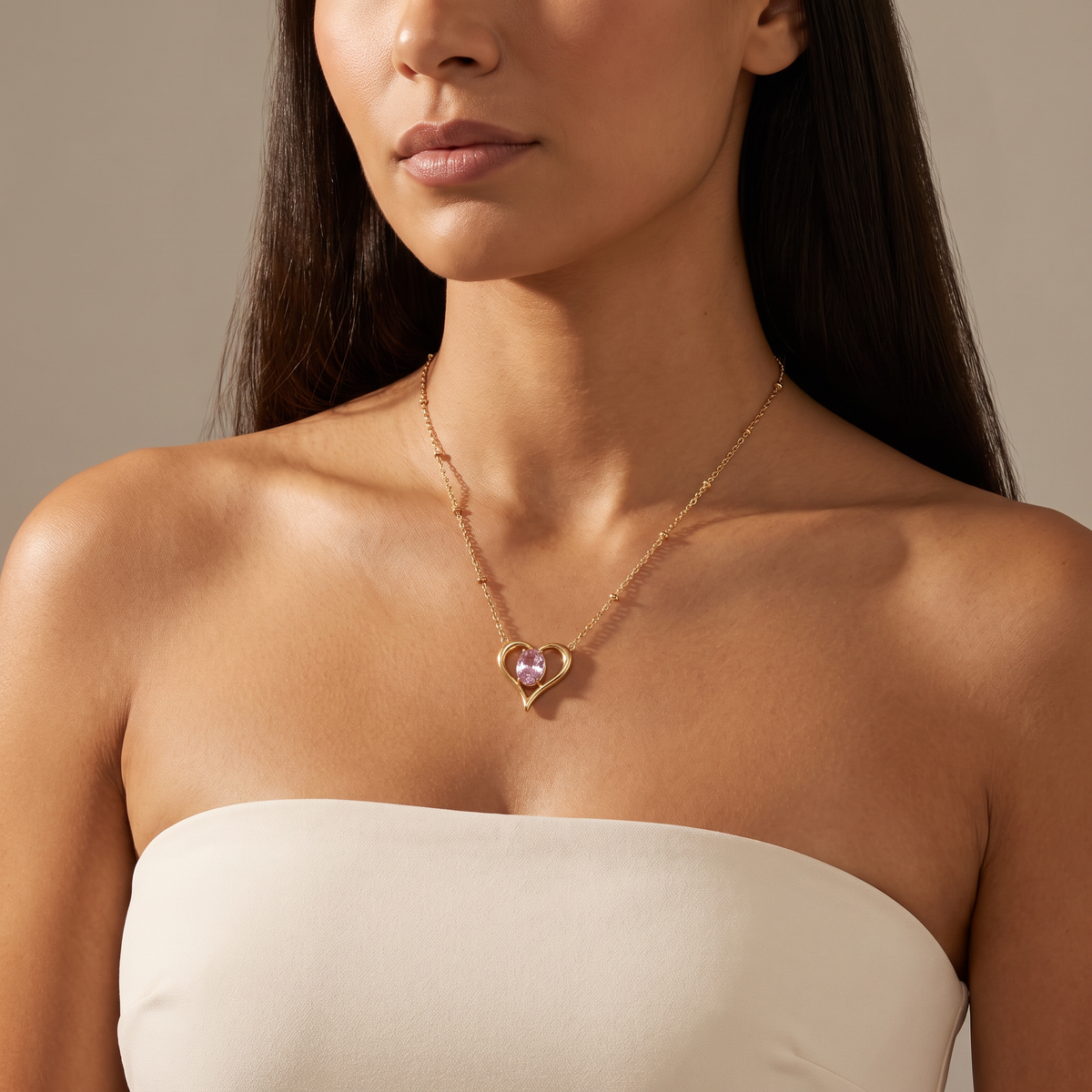 Collier cœur doré à motif ajouré à strass, porté mi-corps, rose