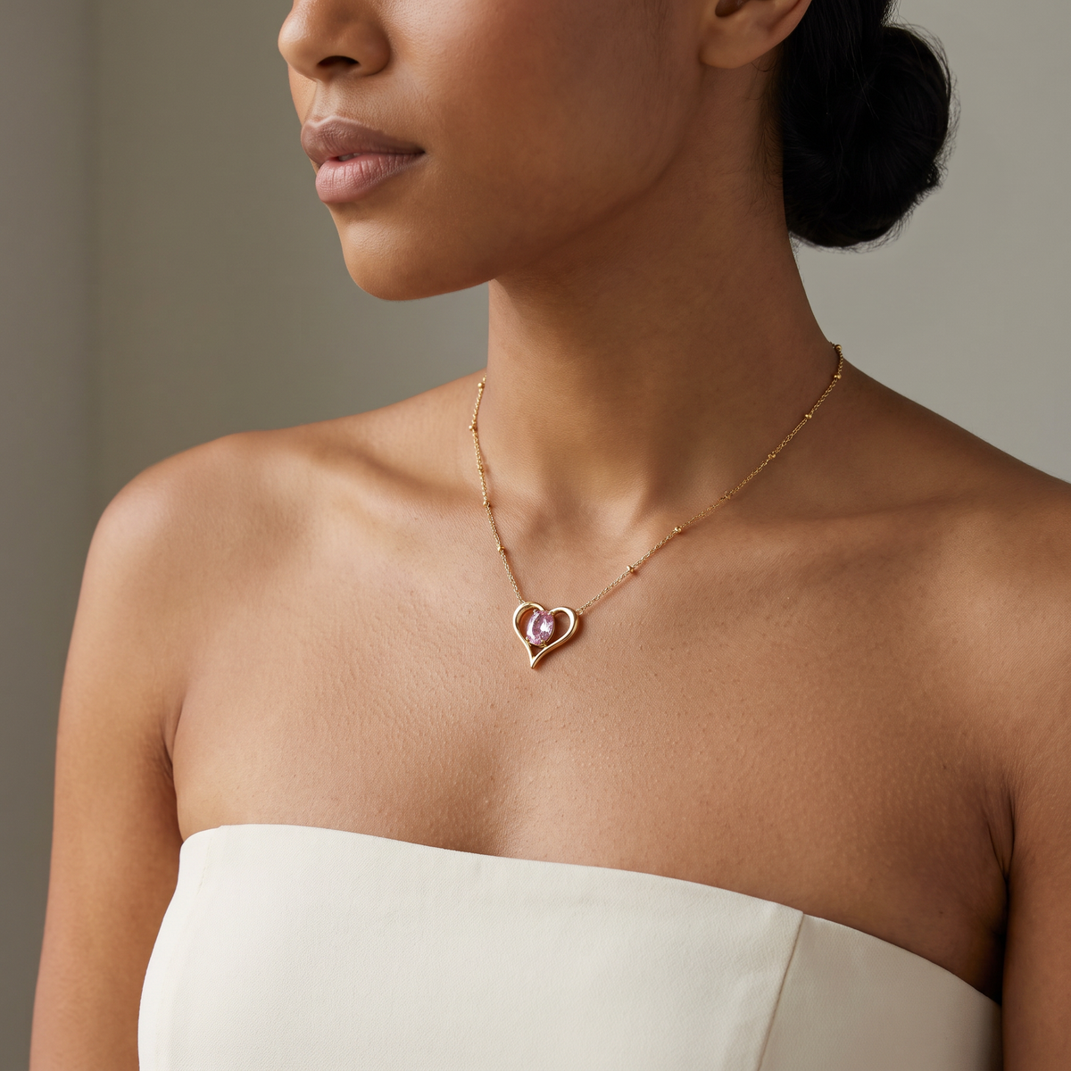 Collier cœur doré à motif ajouré à strass, porté mi-corps