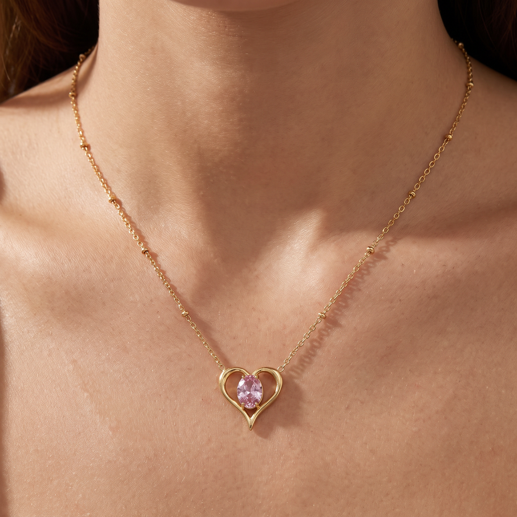 Collier cœur doré à motif ajouré à strass, porté, rose