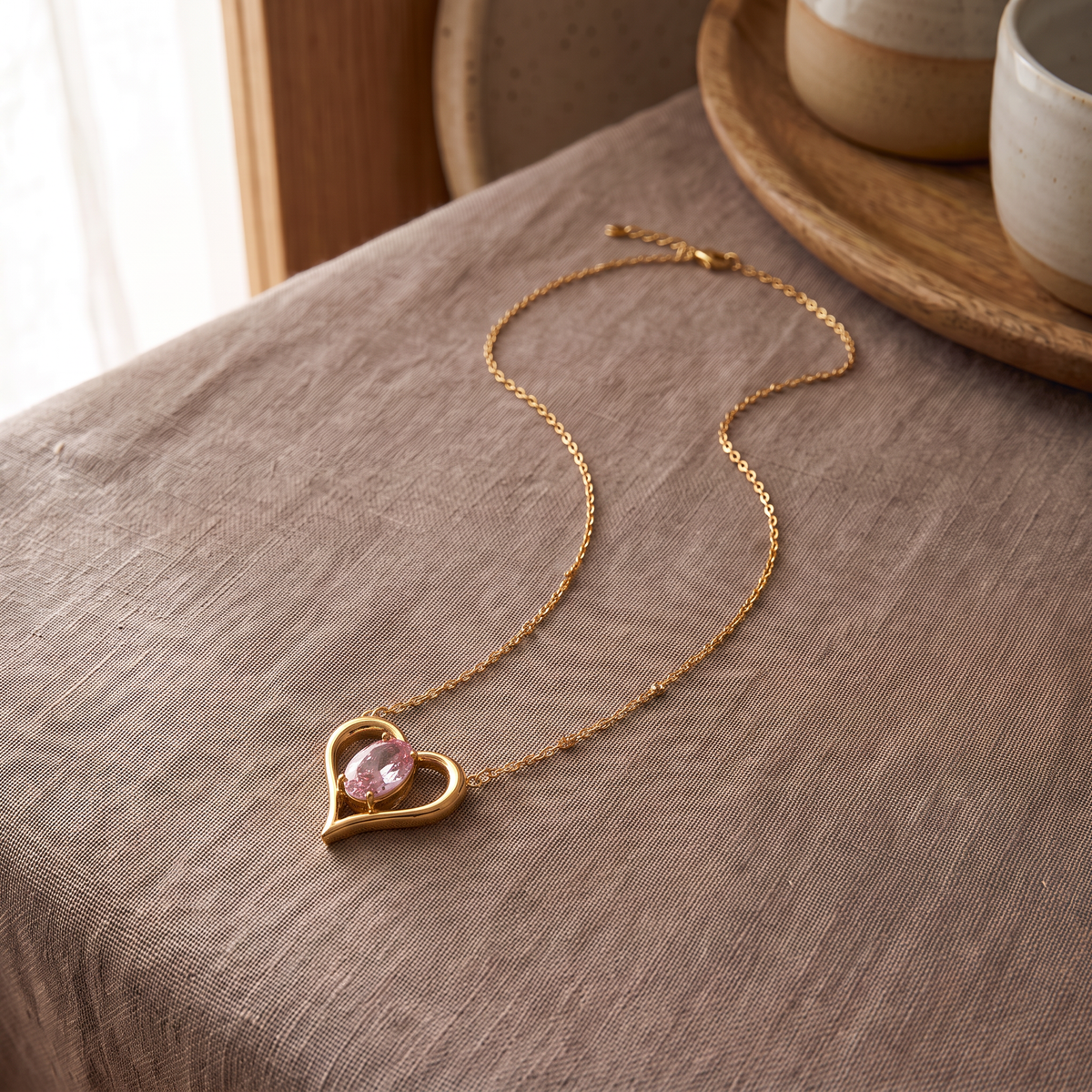 Collier cœur doré à motif ajouré à strass, porté en tenue