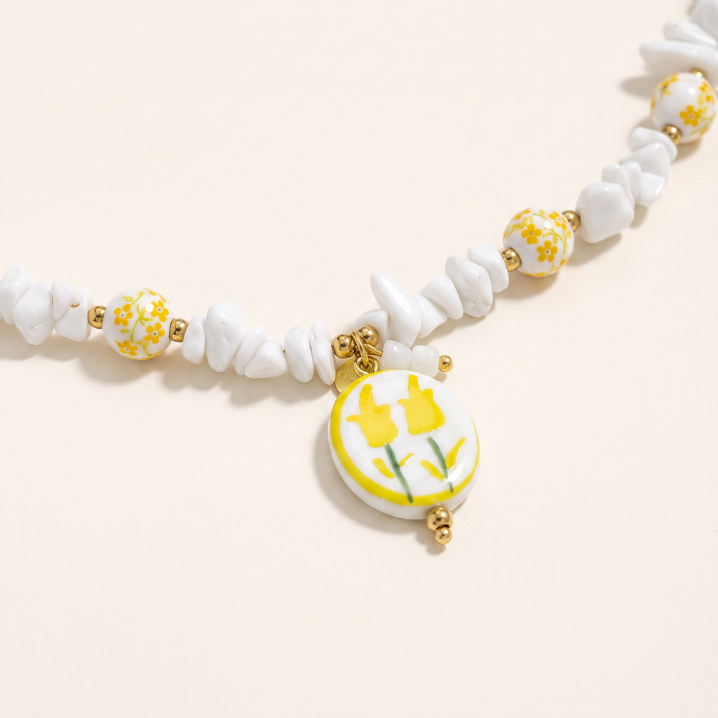 Collier fleur jaune en perles, détail du motif