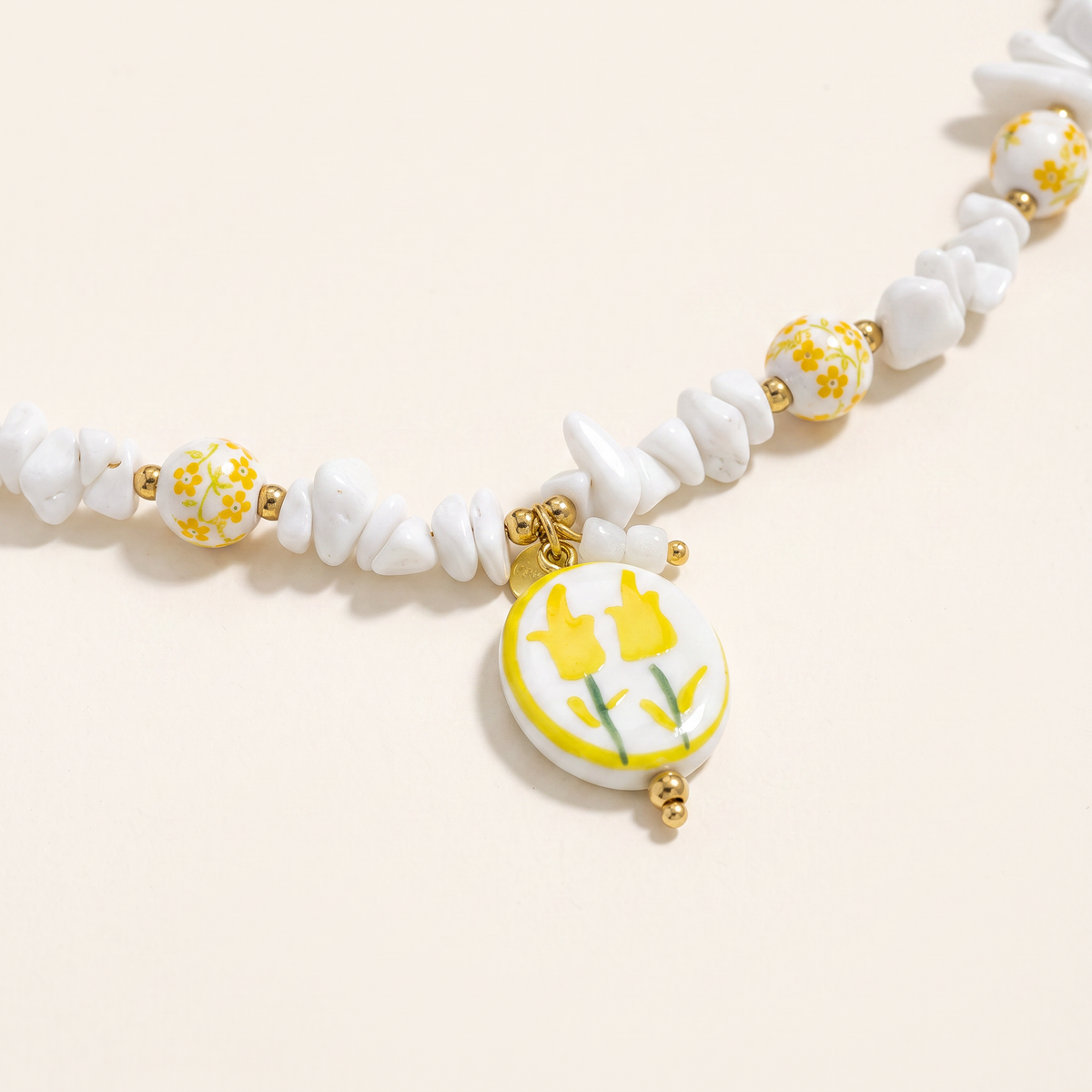 Collier fleur jaune en perles, détail du motif