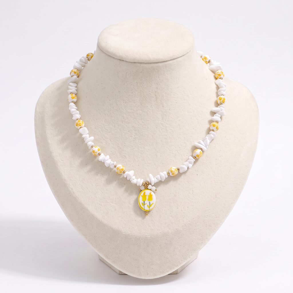 Collier fleur jaune en perles, vue de face