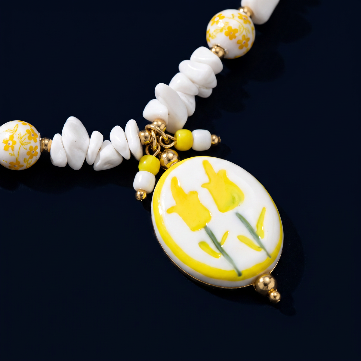 Collier fleur jaune en perles, motif en gros plan