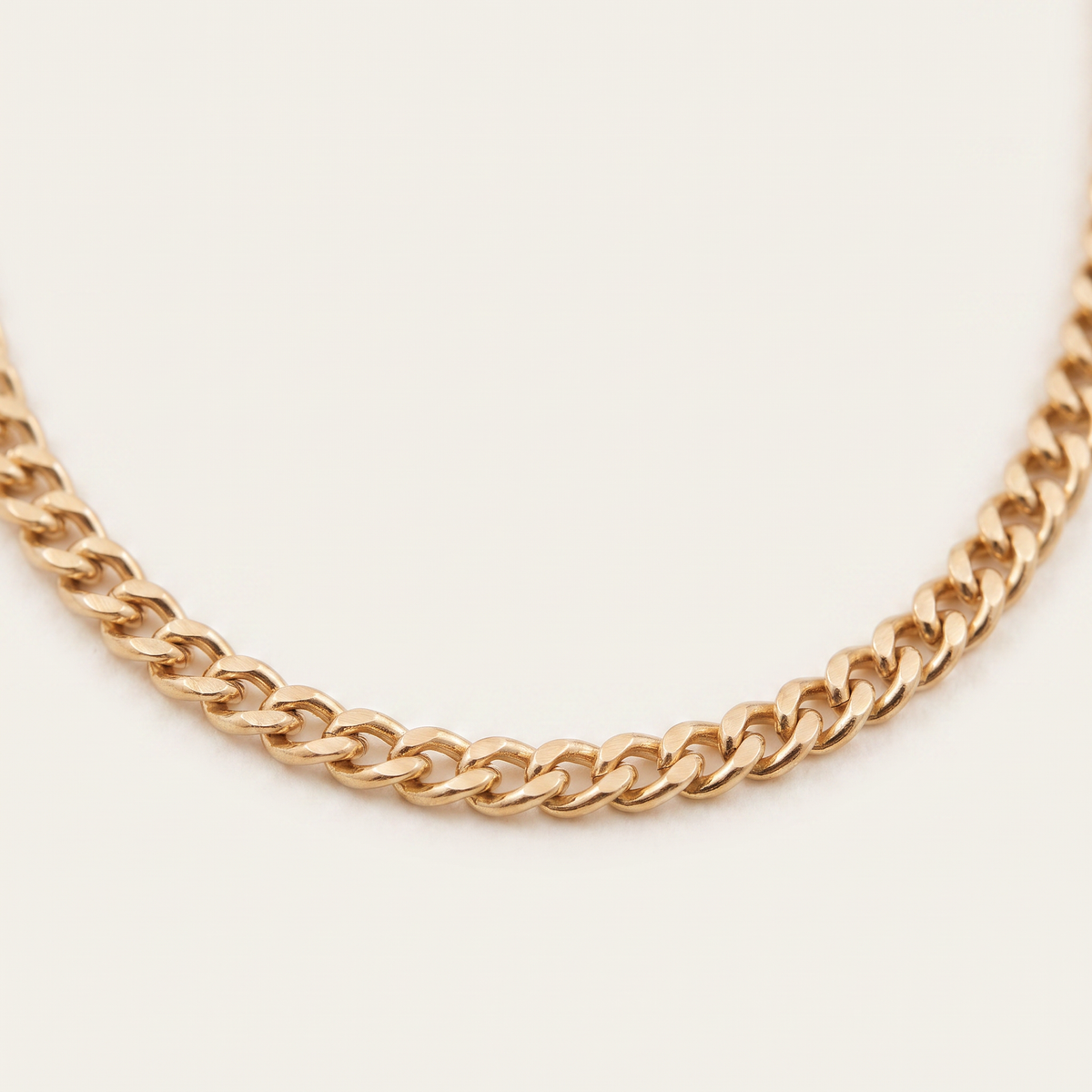 Collier ras de cou doré, détail du motif