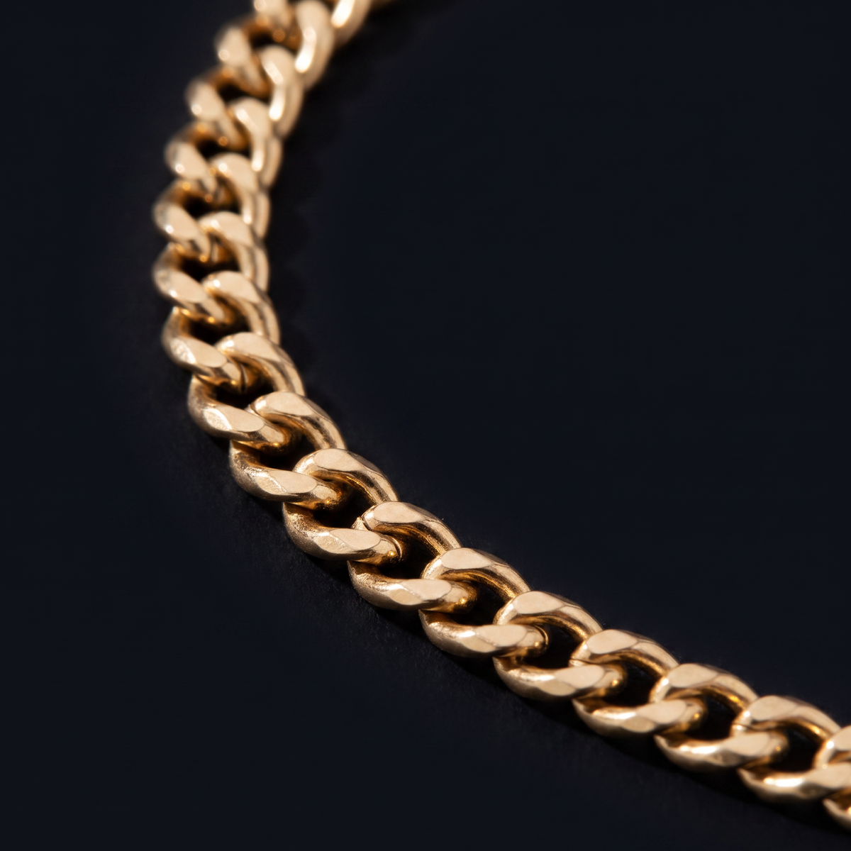 Collier ras de cou doré, motif en gros plan