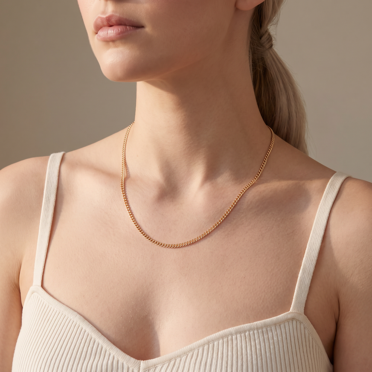 Collier ras de cou doré, porté mi-corps
