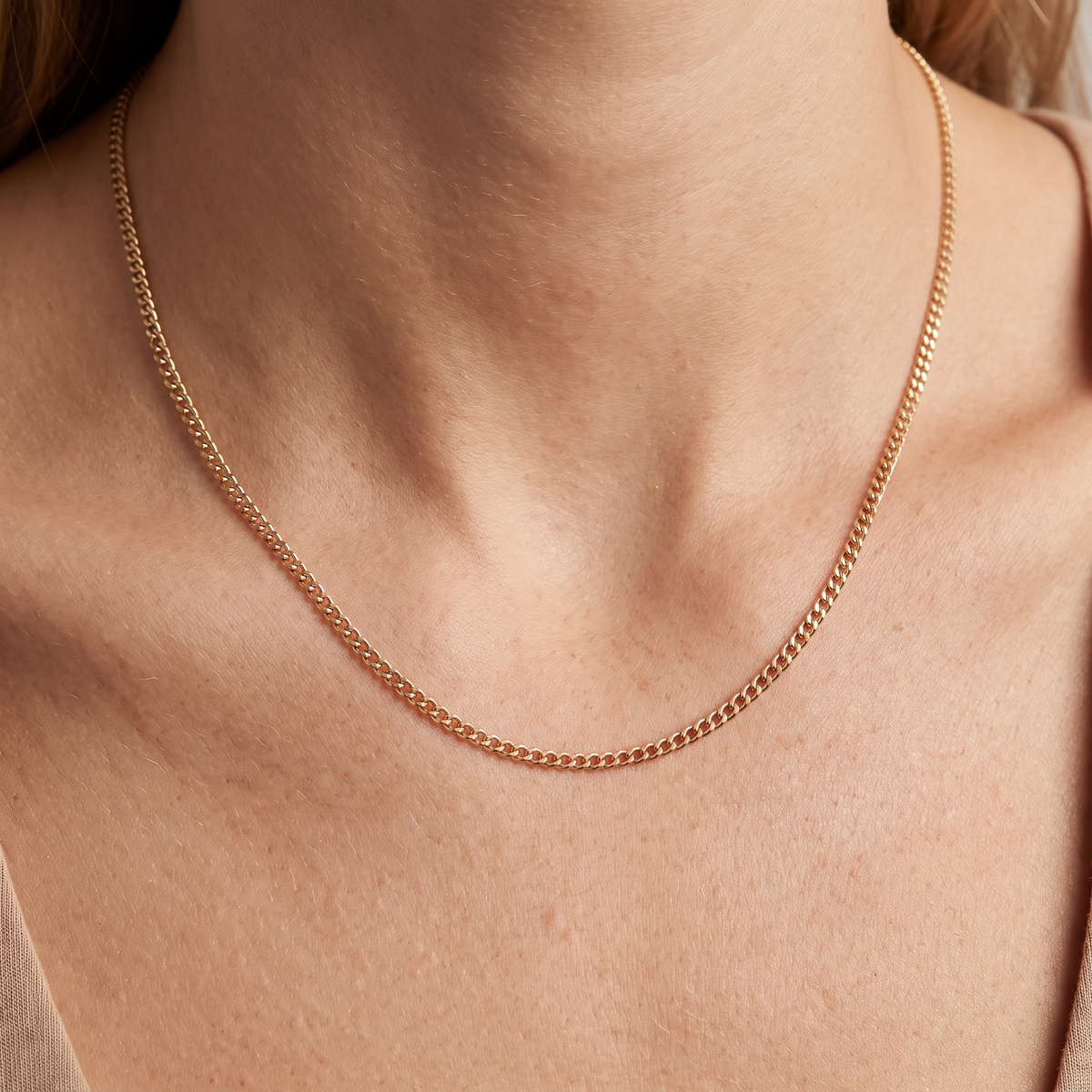 Collier ras de cou doré, porté