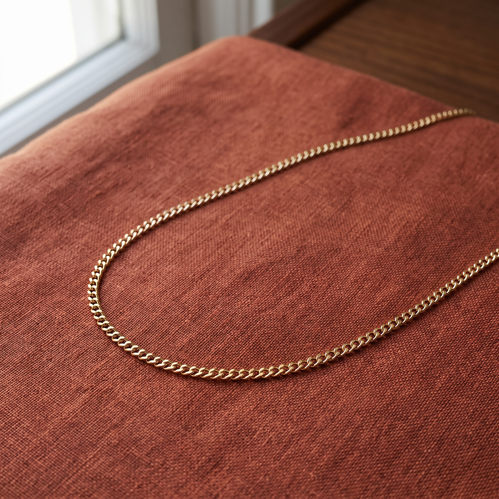Collier ras de cou doré, porté en tenue