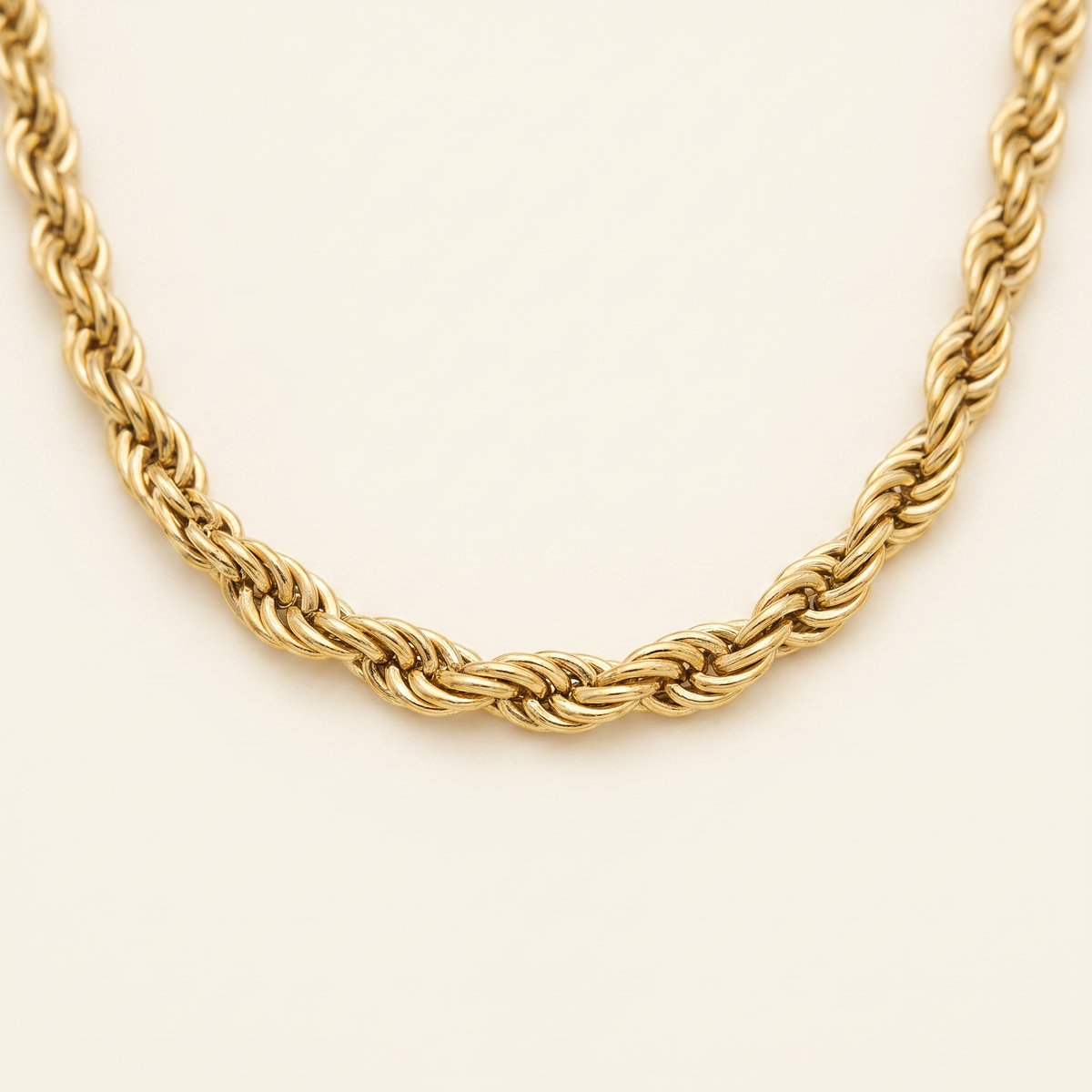 Collier ras de cou doré maille torsadée, détail du motif