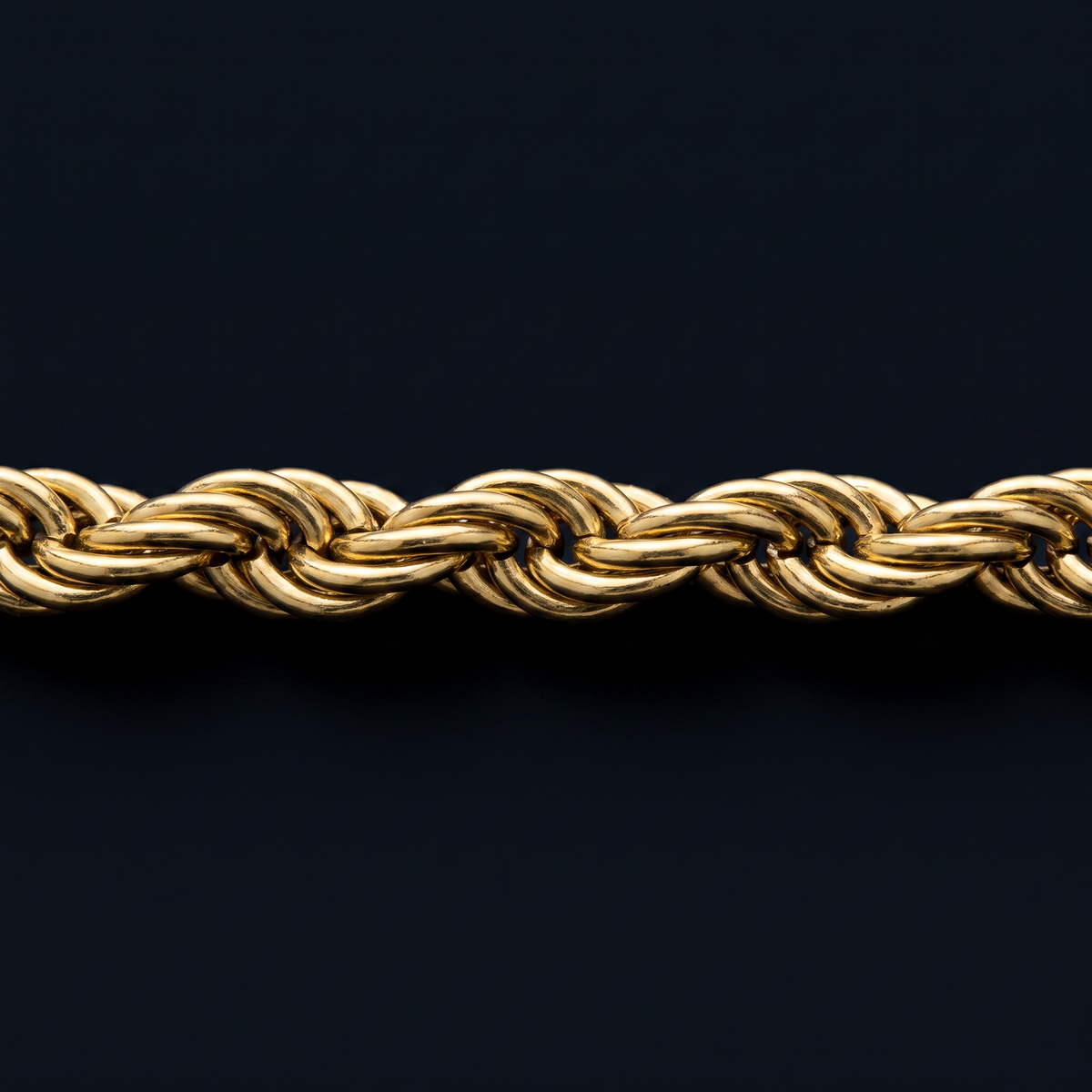 Collier ras de cou doré maille torsadée, motif en gros plan