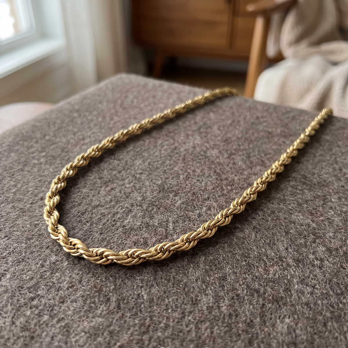 Collier ras de cou doré maille torsadée, porté en tenue