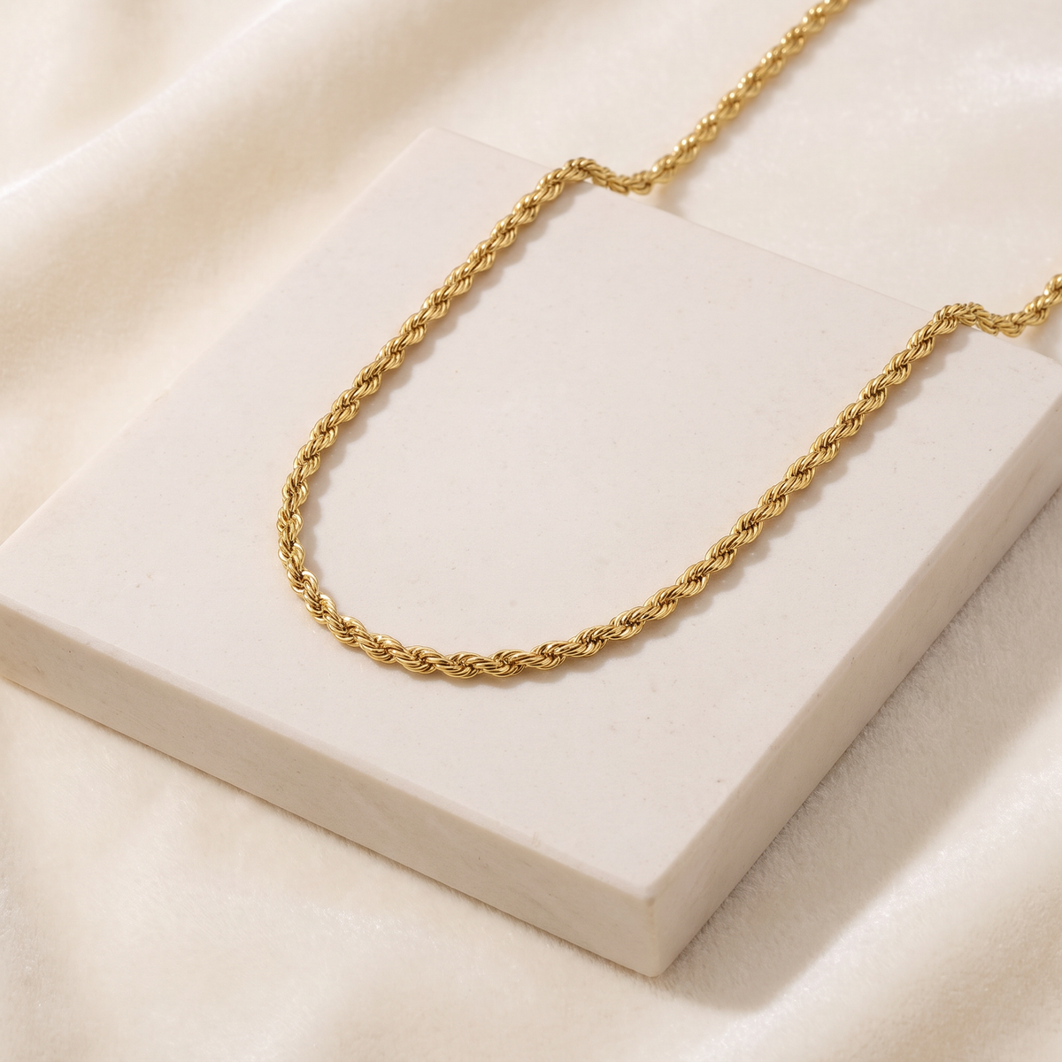 Collier ras de cou doré maille torsadée — Doré