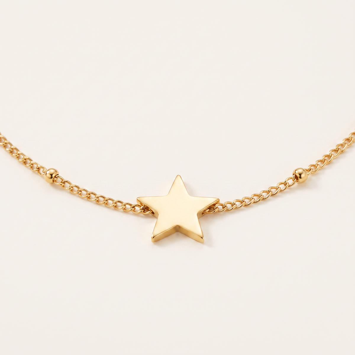 Collier étoile, détail du motif, doré