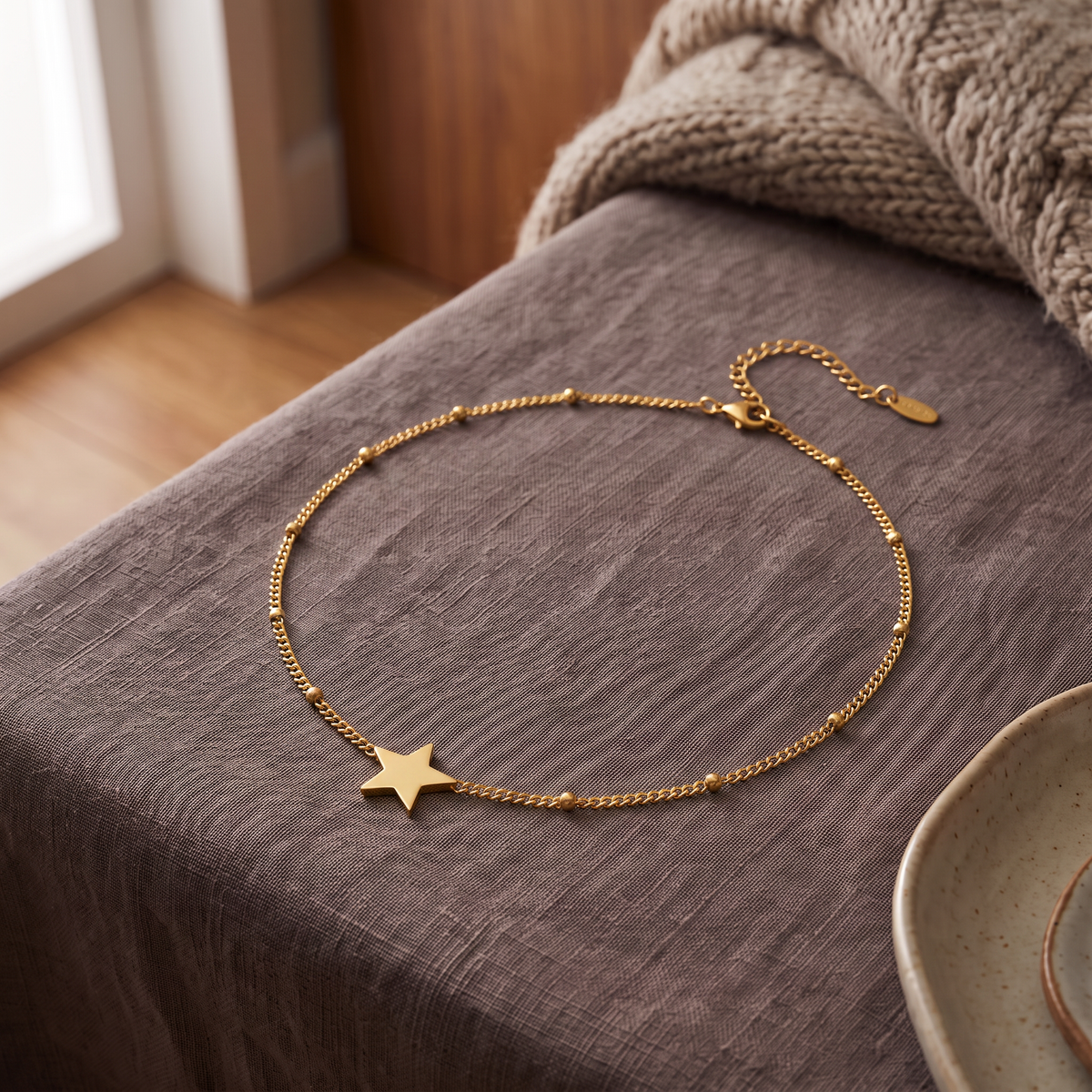 Collier étoile, porté en tenue, doré