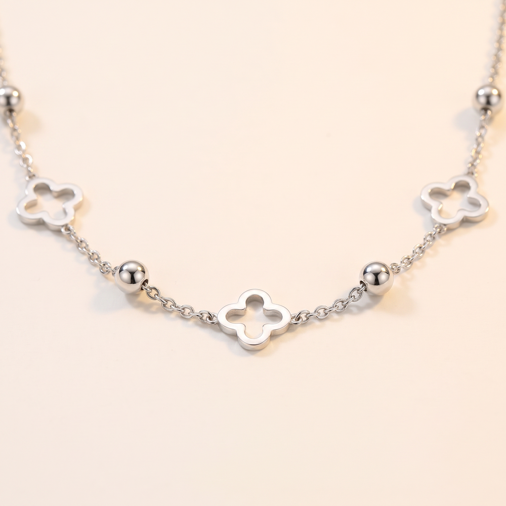 Collier ras de cou trèfle à motif ajouré, détail du motif, argenté