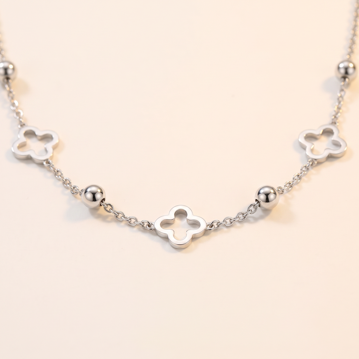 Collier ras de cou trèfle à motif ajouré, détail du motif, argenté