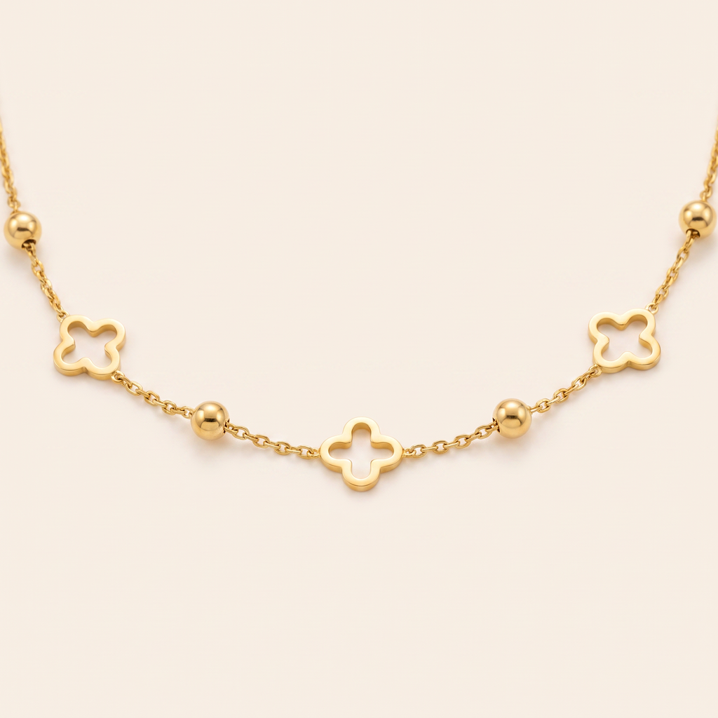 Collier ras de cou trèfle à motif ajouré, détail du motif, doré