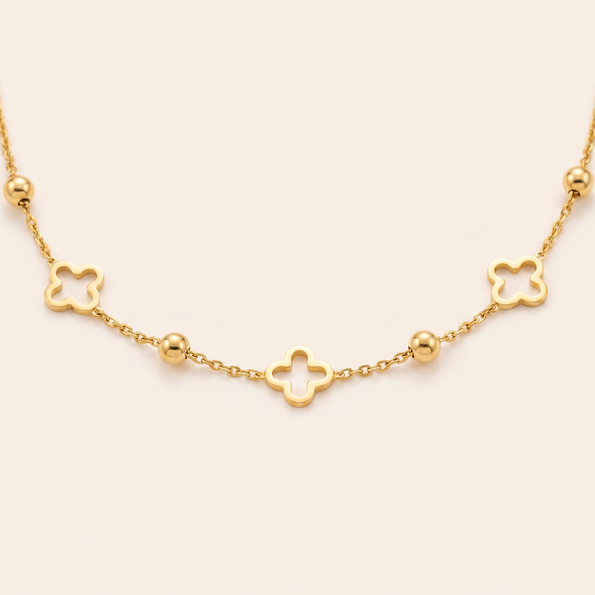 Collier ras de cou trèfle à motif ajouré, détail du motif, doré