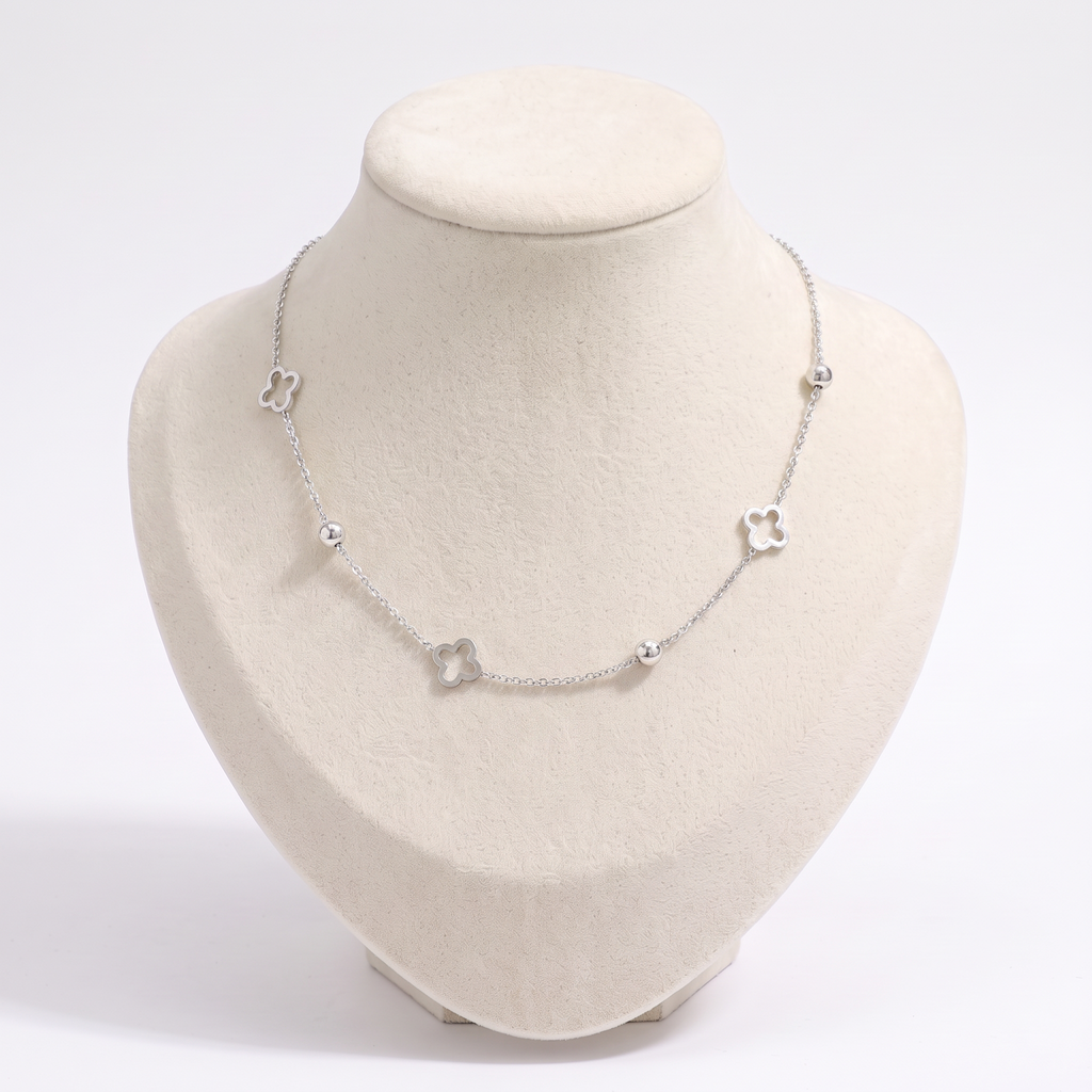 Collier ras de cou trèfle à motif ajouré, vue de face, argenté