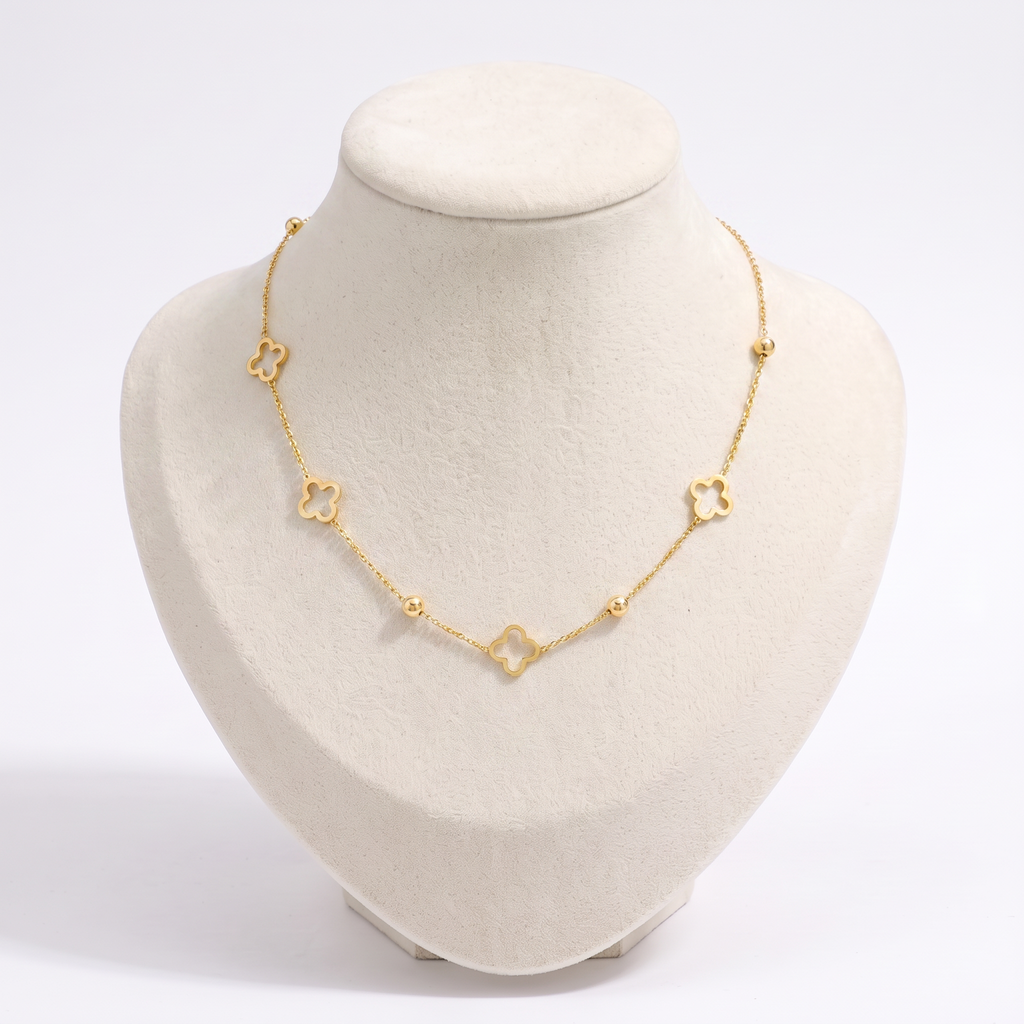 Collier ras de cou trèfle à motif ajouré, vue de face, doré