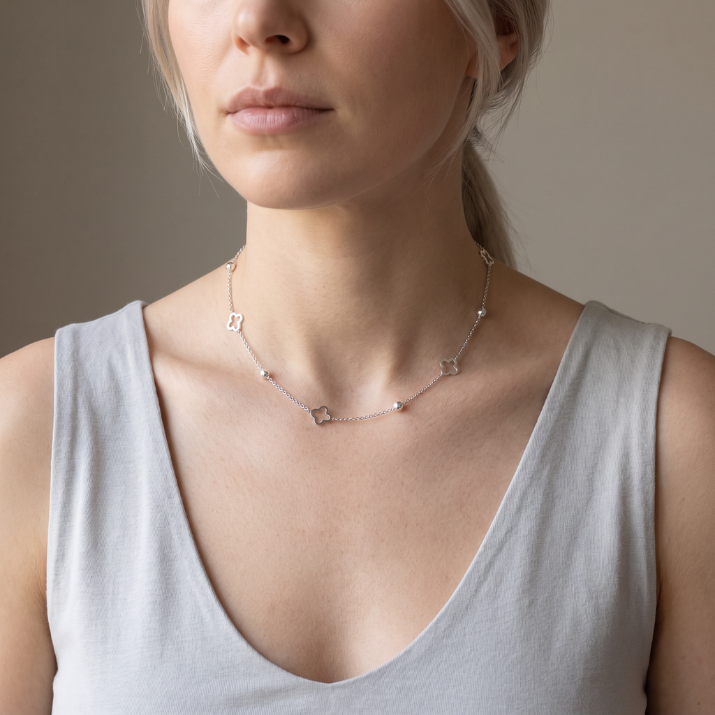 Collier ras de cou trèfle à motif ajouré, porté mi-corps, argenté