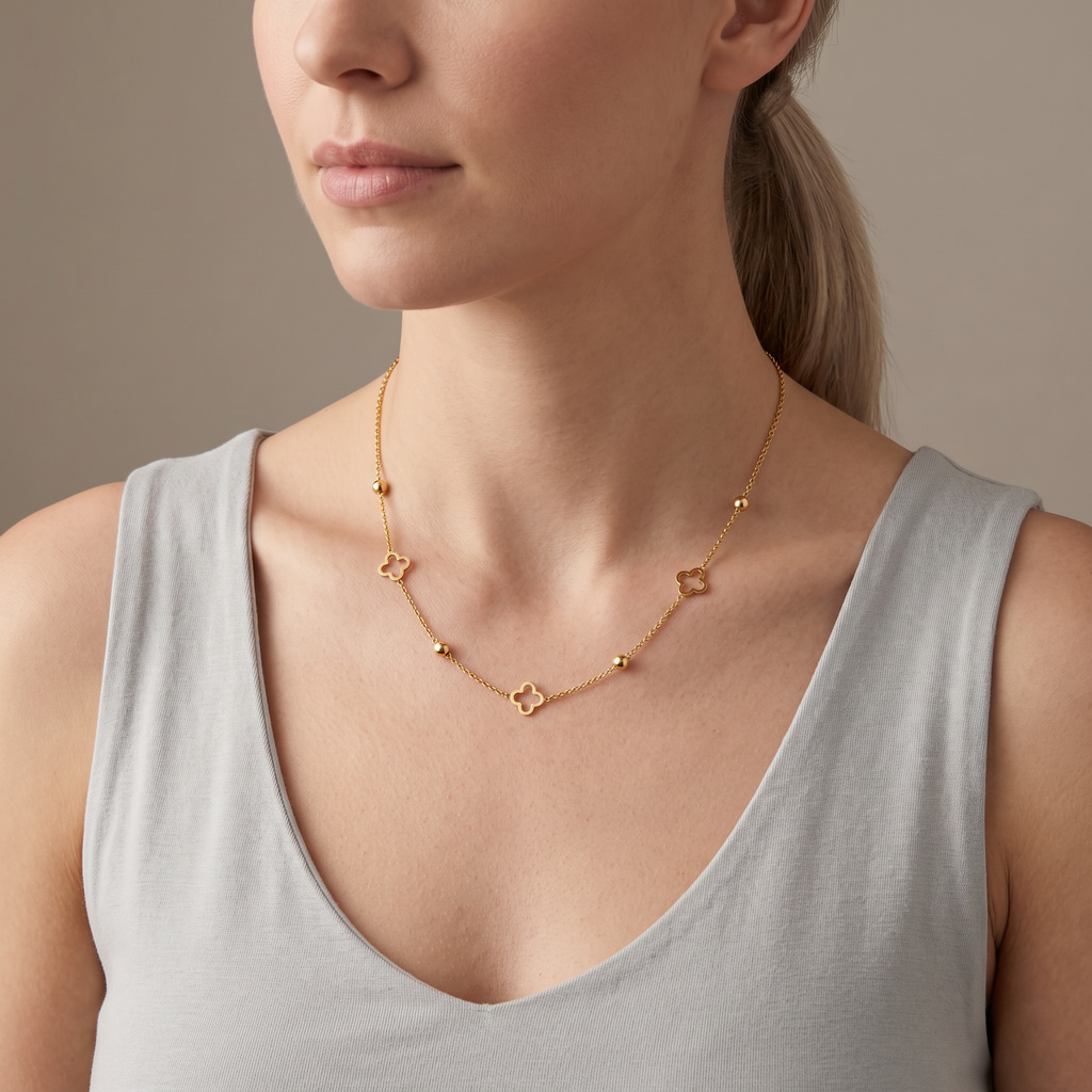 Collier ras de cou trèfle à motif ajouré, porté mi-corps, doré