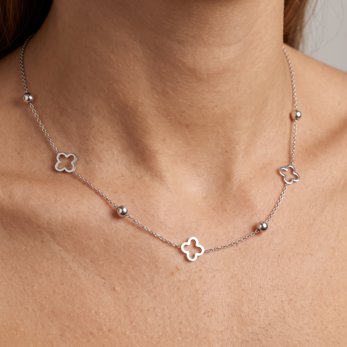 Collier ras de cou trèfle à motif ajouré, porté, argenté