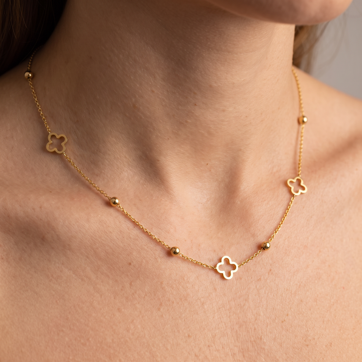 Collier ras de cou trèfle à motif ajouré, porté, doré