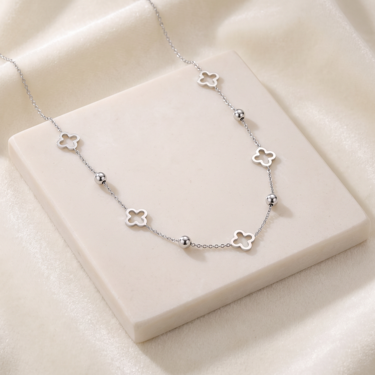 Collier ras de cou trèfle à motif ajouré — Argenté