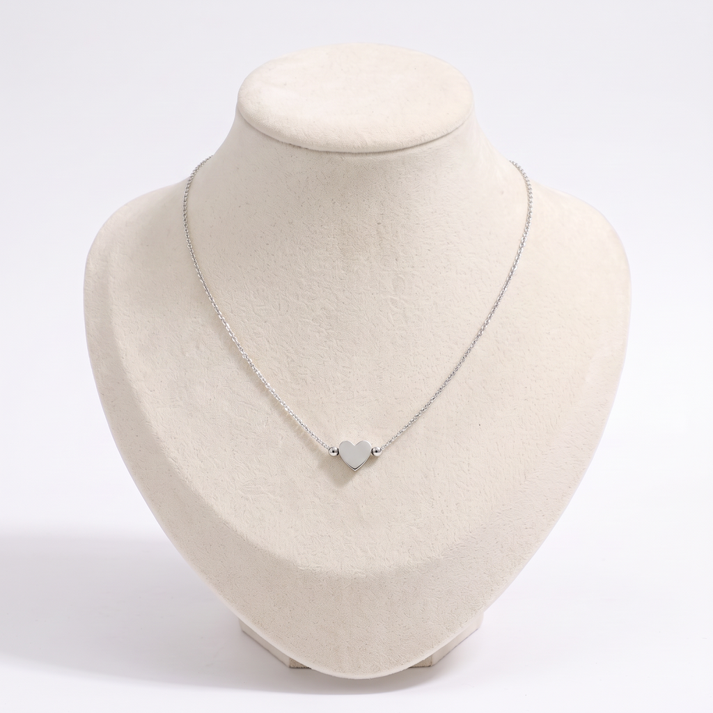 Collier ras de cou cœur à boules, vue de face, argenté