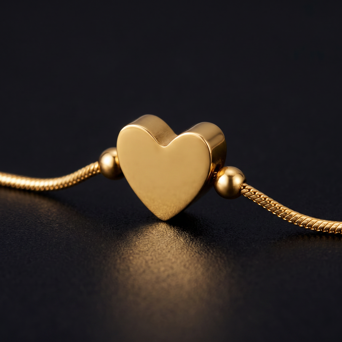 Collier ras de cou cœur à boules, motif en gros plan