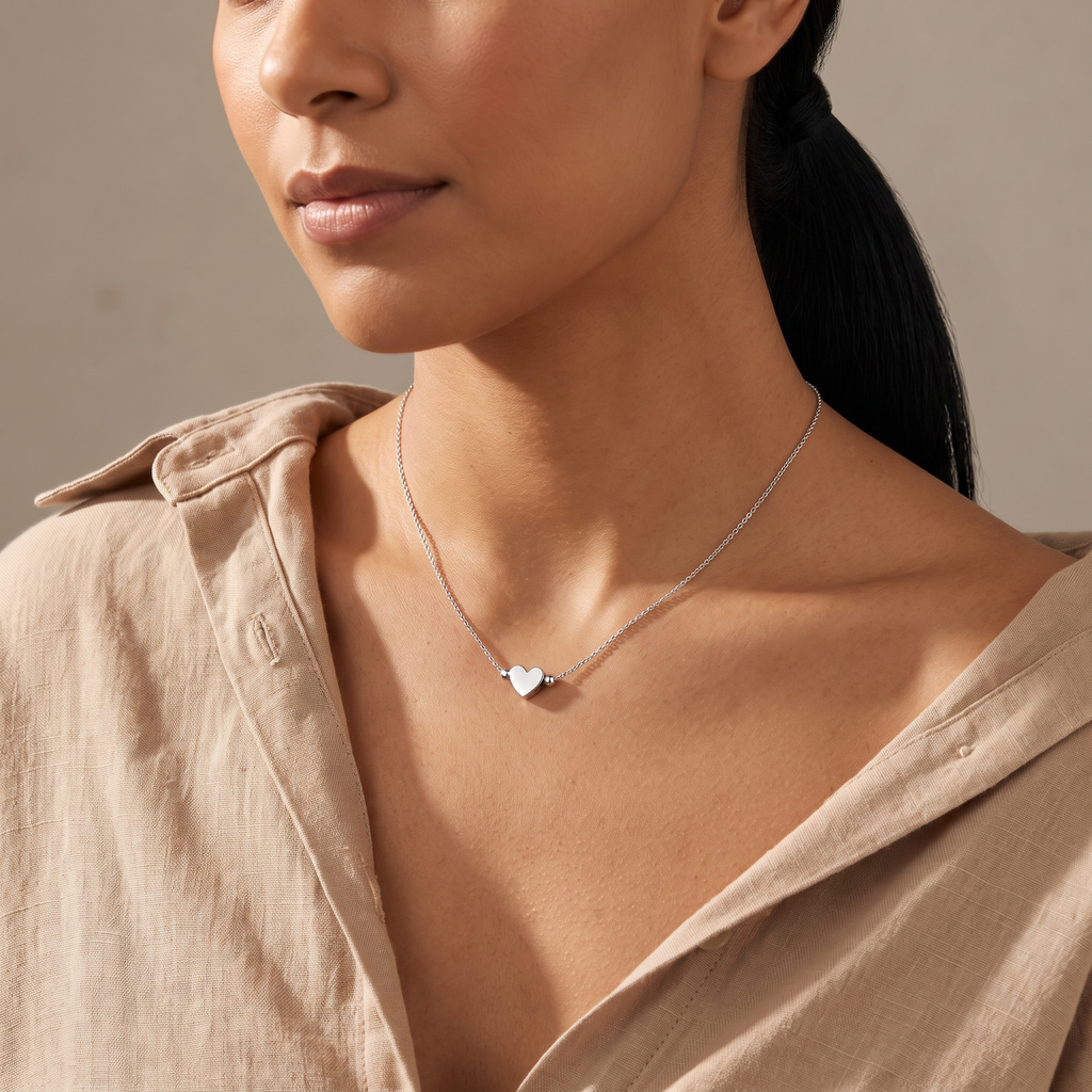 Collier ras de cou cœur à boules, porté mi-corps, argenté
