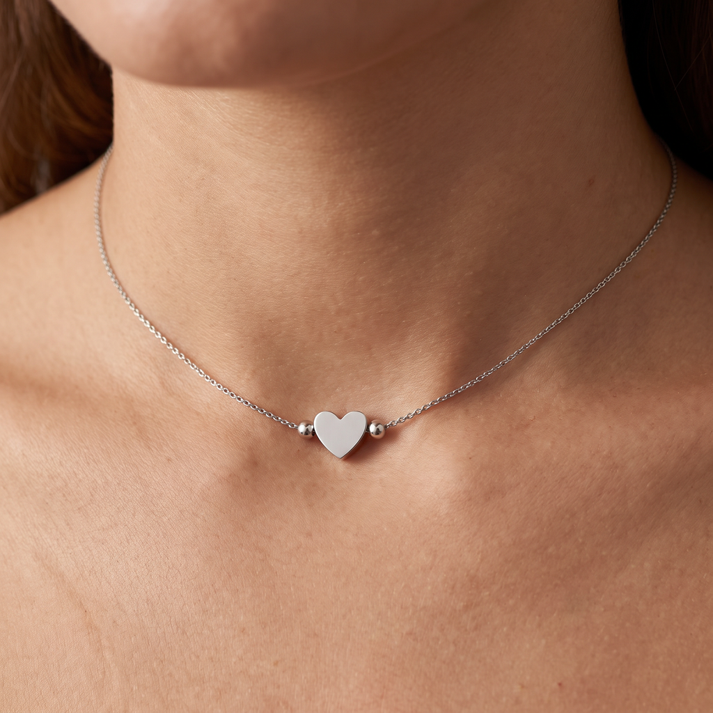 Collier ras de cou cœur à boules, porté, argenté