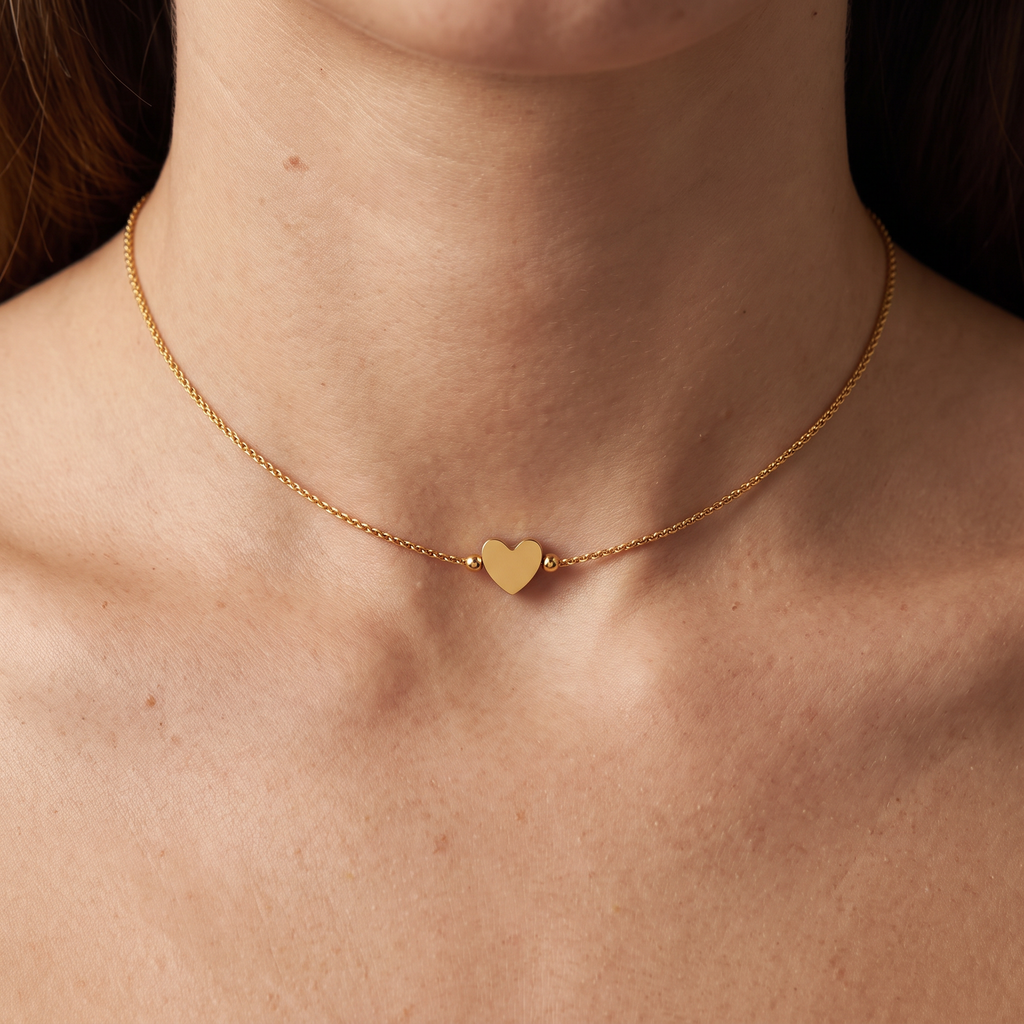 Collier ras de cou cœur à boules, porté, doré
