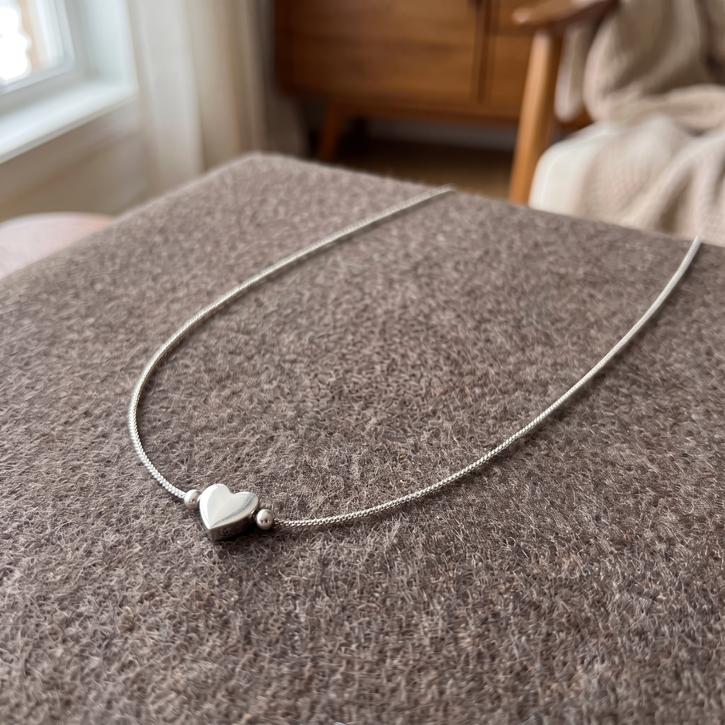 Collier ras de cou cœur à boules, porté en tenue, argenté