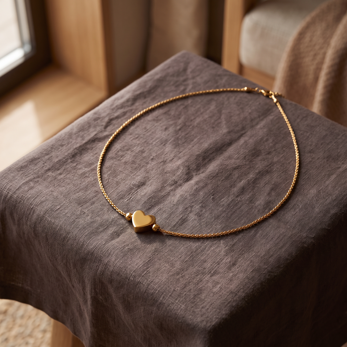 Collier ras de cou cœur à boules, porté en tenue, doré